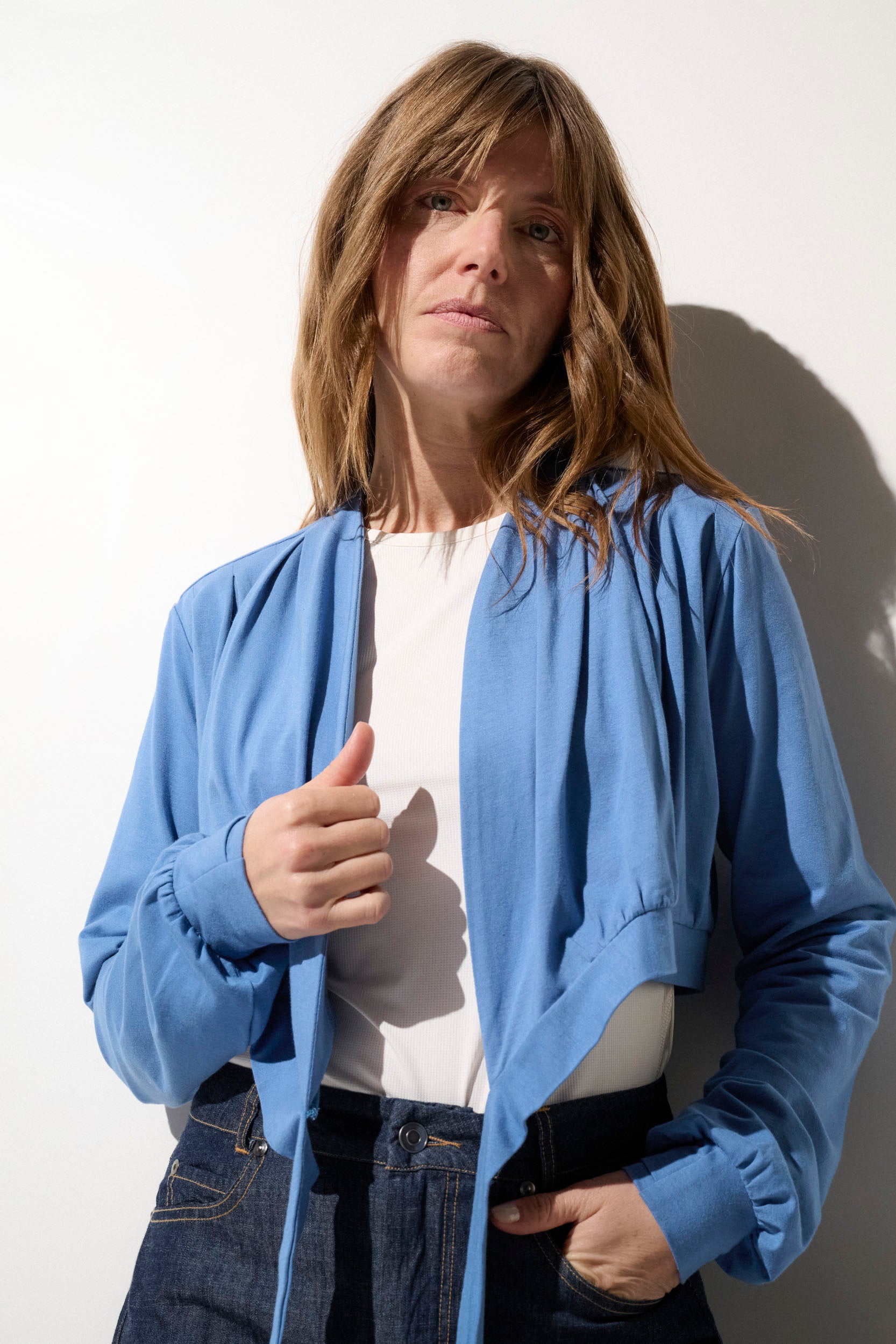 Boléro anti-UV bleu pour femme, léger et élégant, offrant protection solaire UPF50+ pour les sorties ensoleillées.