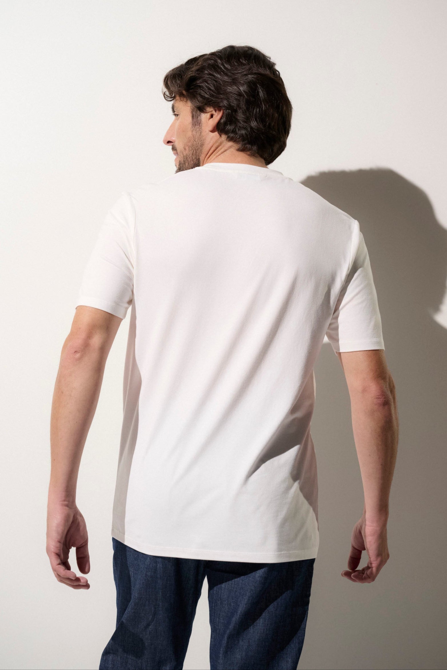 T-shirt anti-UV blanc pour homme, léger et respirant, offrant une protection solaire UPF50+.
