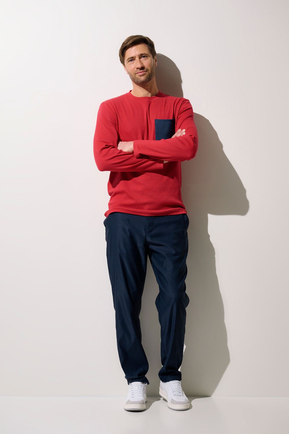 Homme portant un t-shirt anti-UV Faro rouge à manches longues, élégant et léger pour protection solaire.