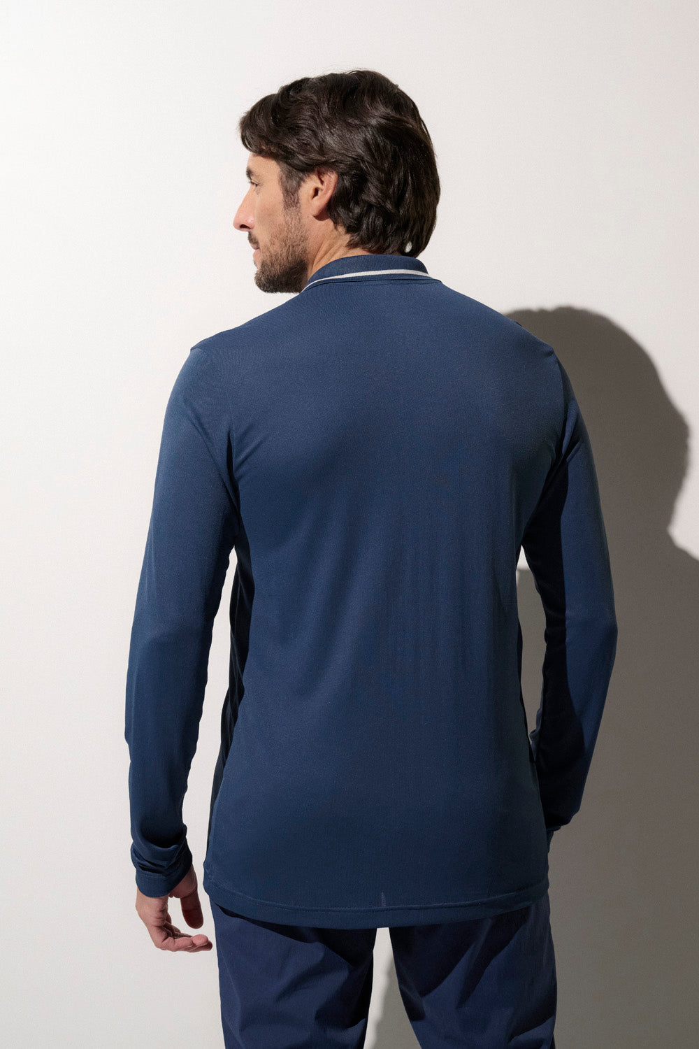 Polo anti-UV bleu pour homme, léger et respirant, offrant protection solaire UPF50+.