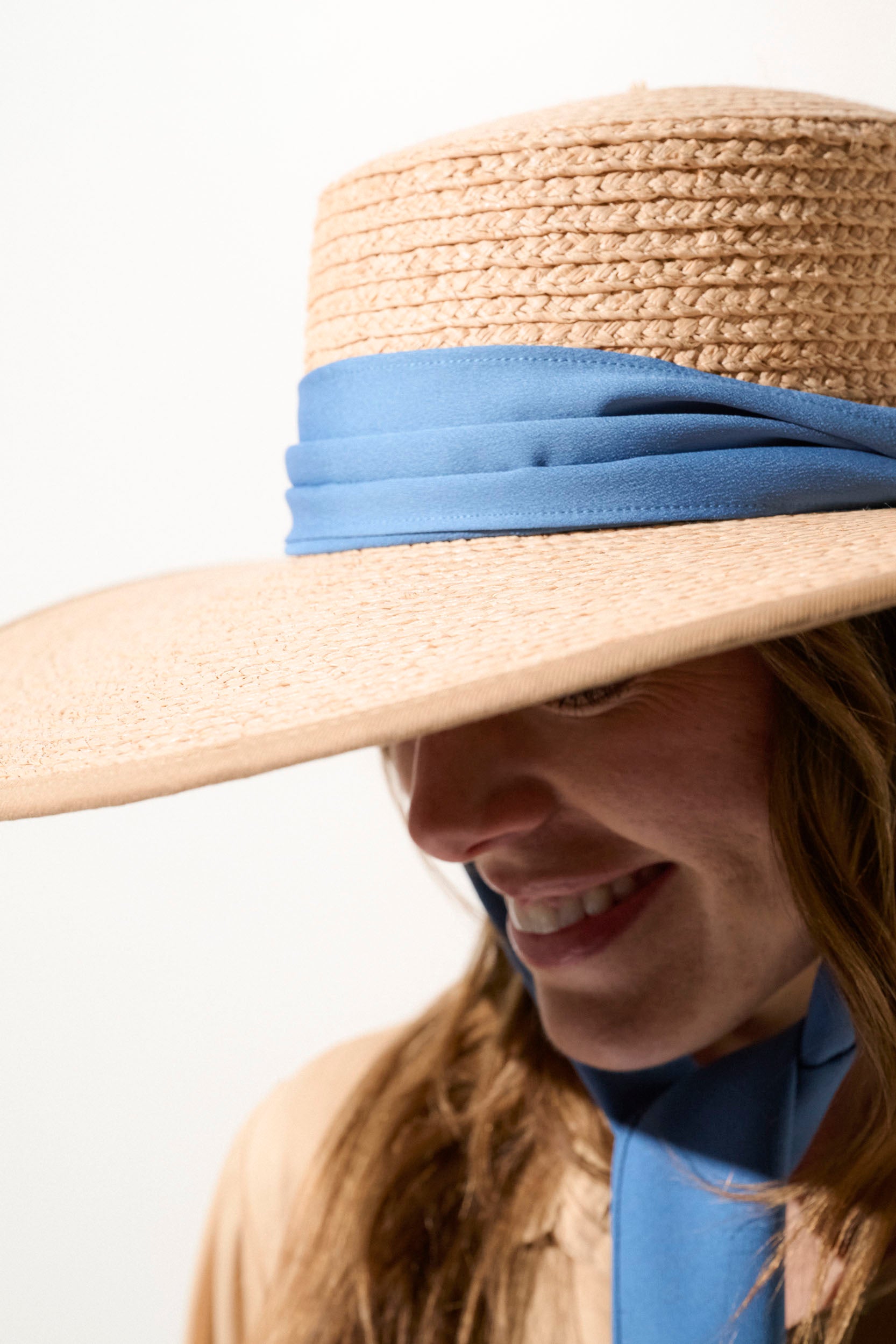 Chapeau anti-UV en paille avec ruban bleu, protection solaire pour femme, idéal pour les journées ensoleillées.