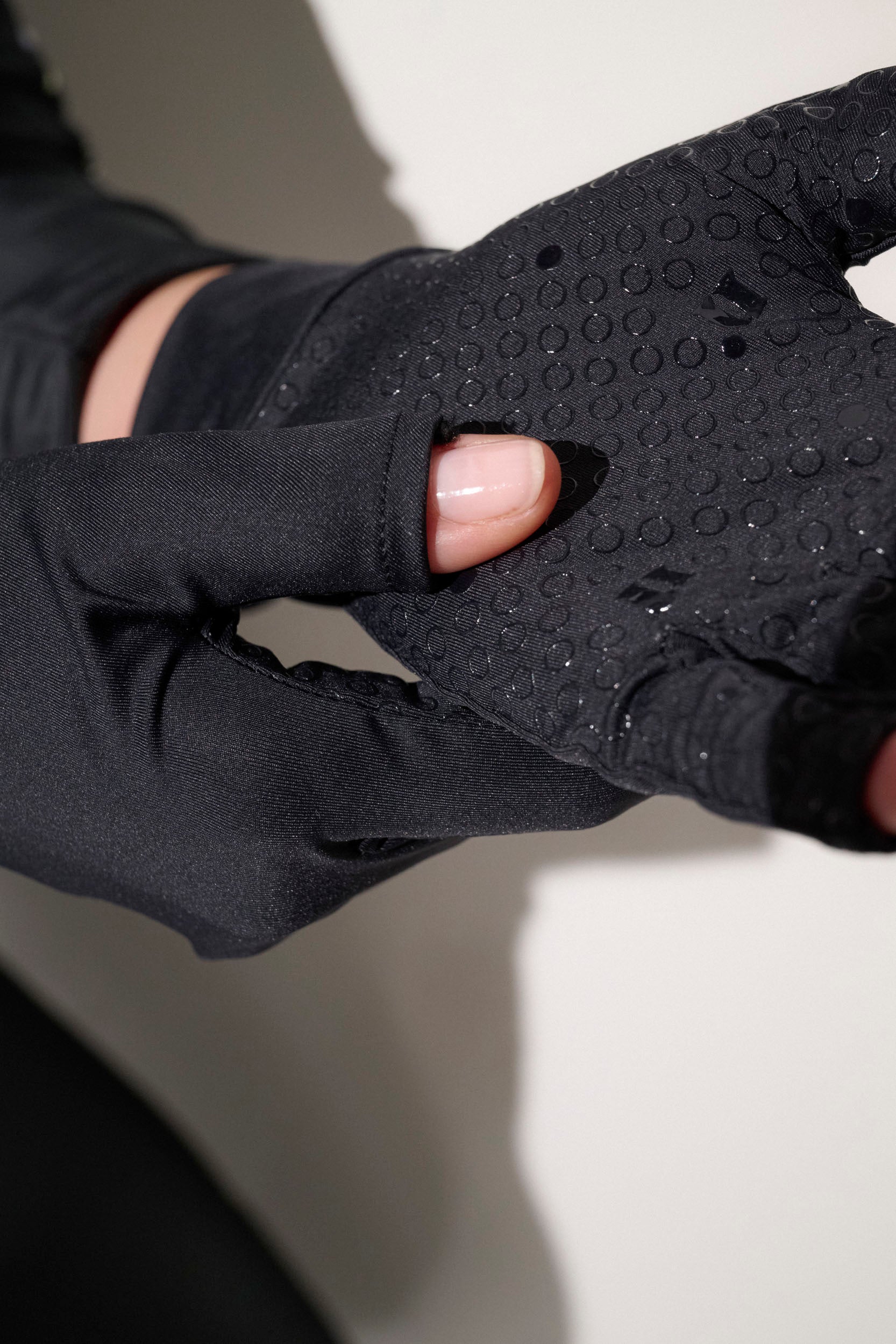 Mitaines anti-UV noires UPF50+ pour femme, conçues pour le confort et l'adhérence pendant les activités aquatiques.