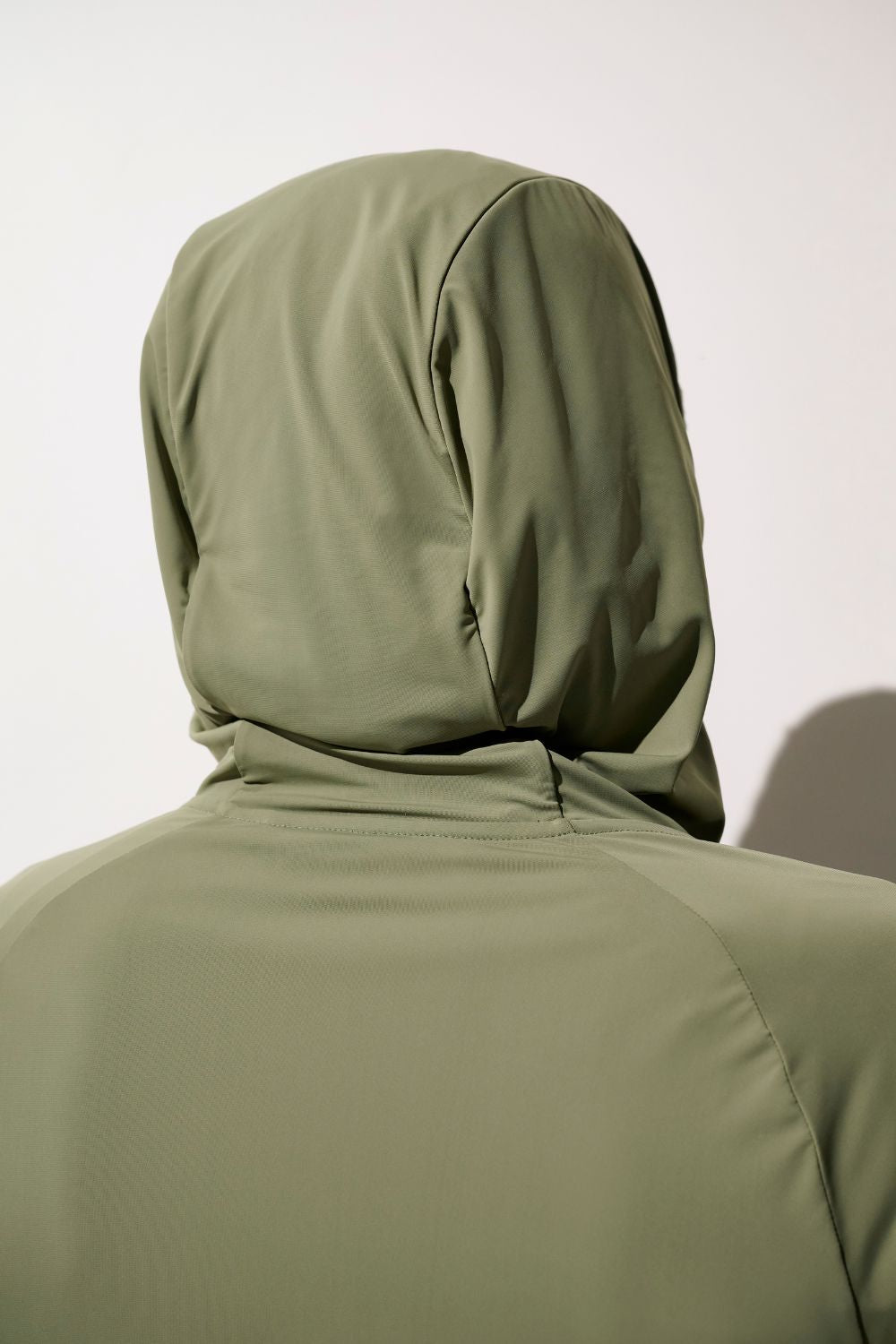 Veste anti-UV Boston pour homme, coloris vert olive, respirante et légère avec capuche pour protection solaire.