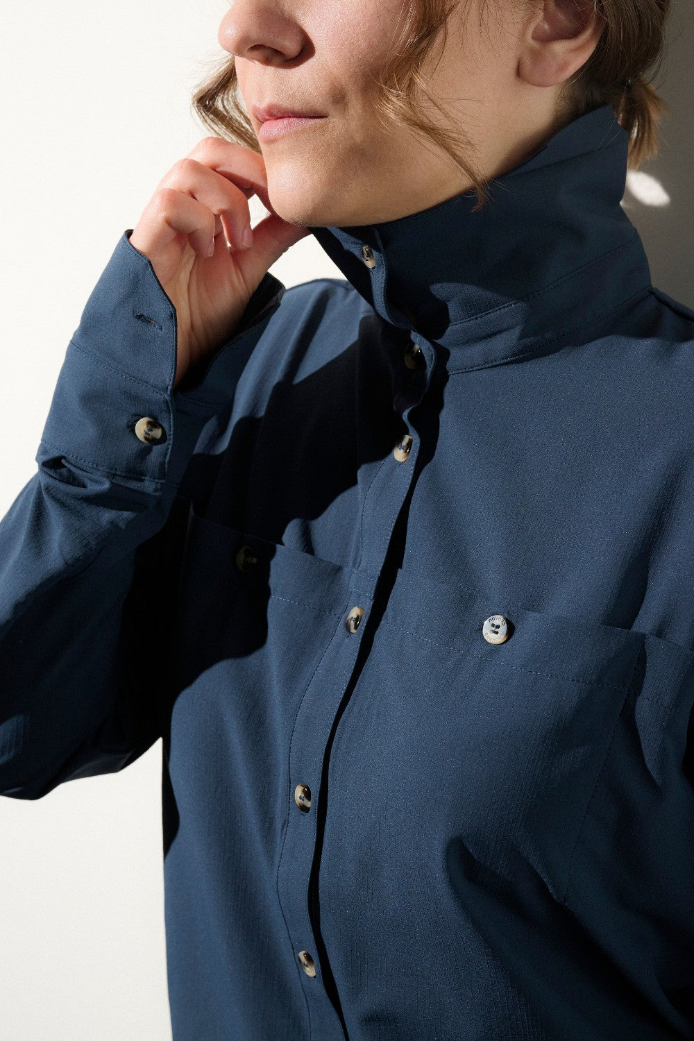 Chemise anti-UV bleue pour femme, légère et confortable, idéale pour les aventures en plein air avec protection UPF50+.