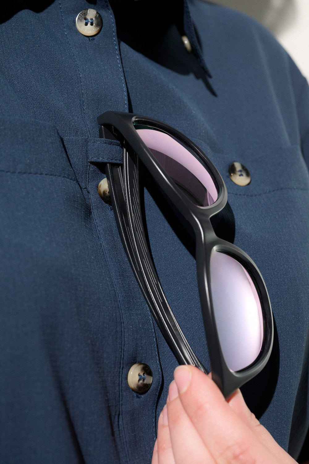 Chemise anti-UV marine pour homme, avec lunettes de soleil, idéale pour les aventures en plein air.