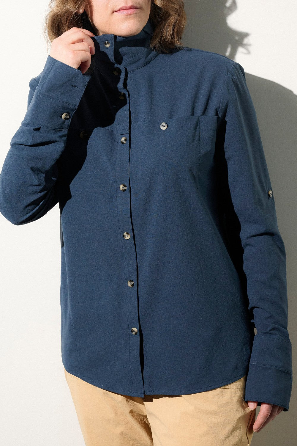 Chemise anti-UV bleue pour femme, légère et confortable, idéale pour les aventures en plein air avec protection UPF50+.