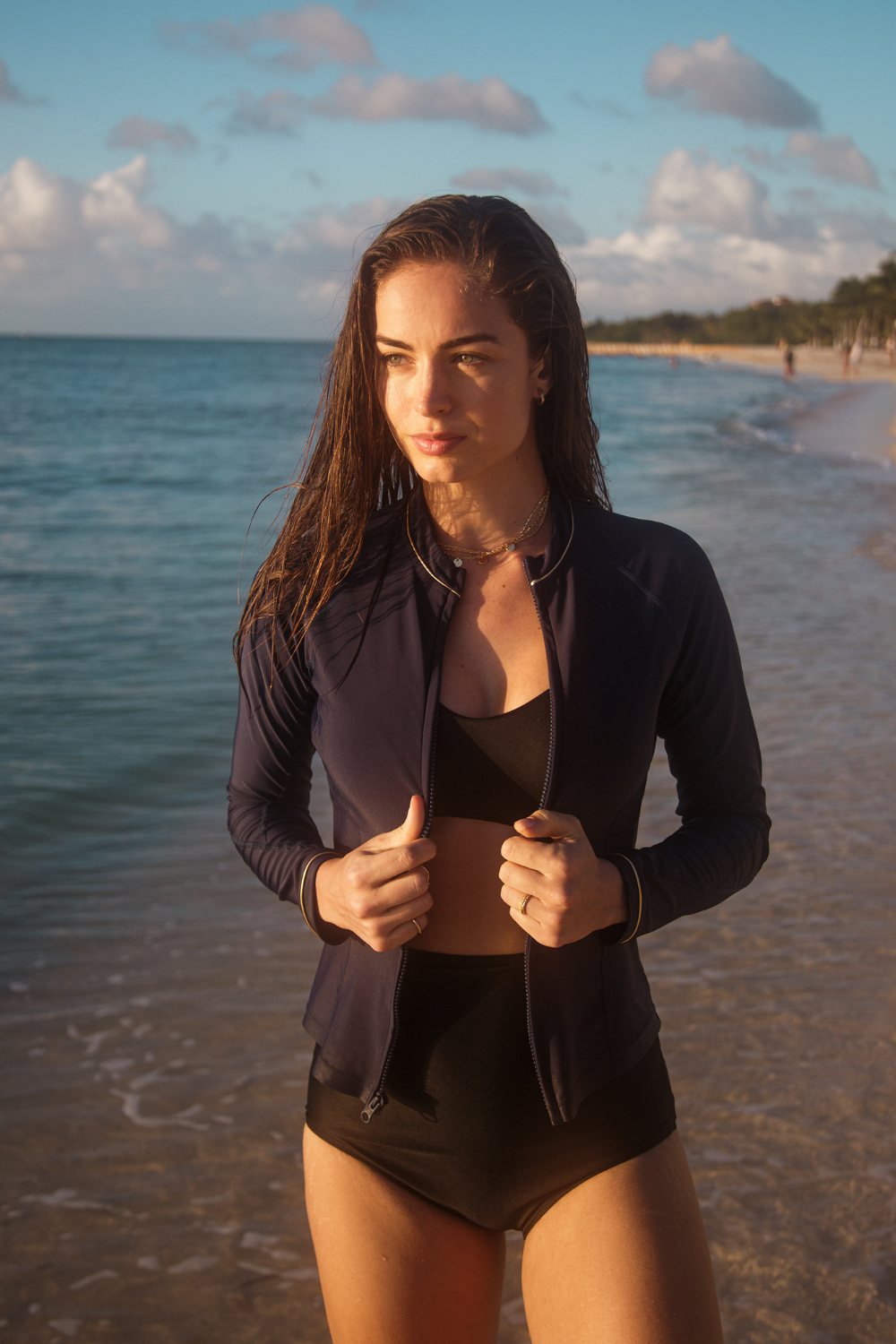 Veste de bain anti-UV noire UPF 50+ pour femme, idéale pour la plage et la protection solaire.