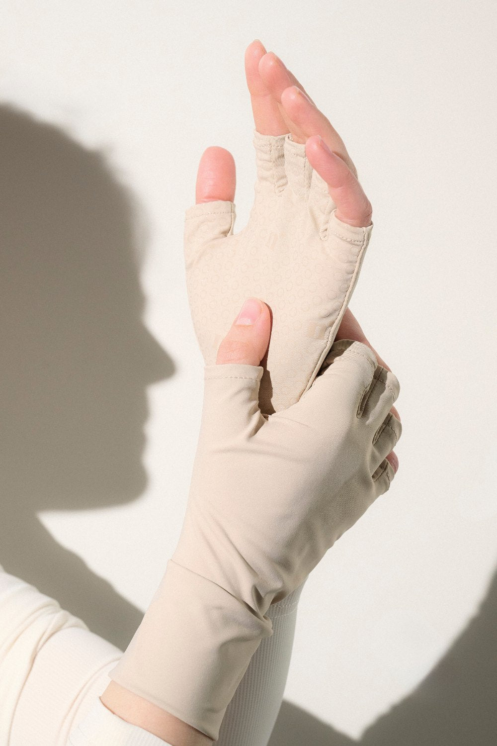 Mitaines anti-UV femme, coloris beige, pour protéger efficacement vos mains du soleil au quotidien.