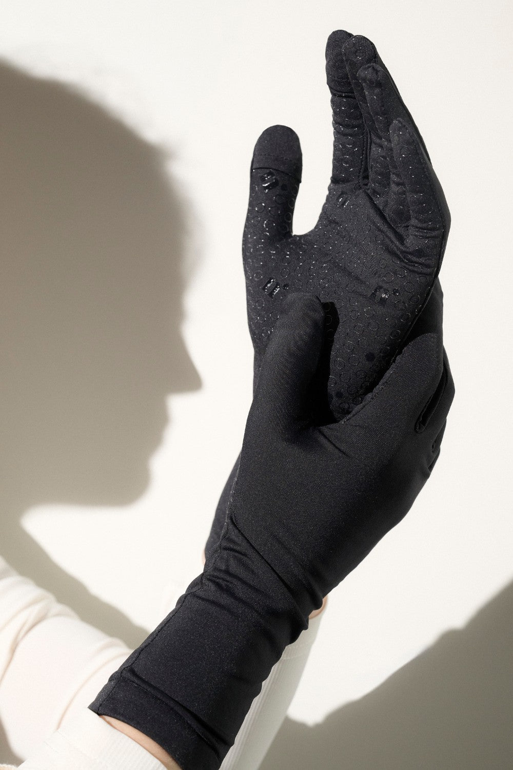Gants anti-UV noirs UPF50+ pour adulte, offrant confort et adhérence, parfaits pour activités extérieures.