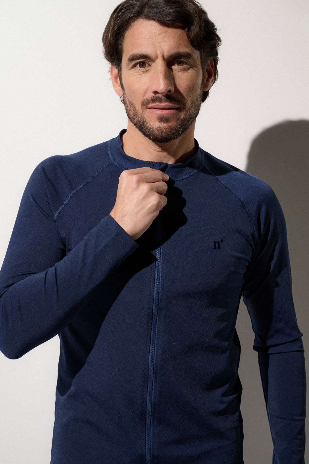 Veste de bain anti-UV bleue pour homme, manches longues, certifiée UPF 50+, idéale pour les activités aquatiques.