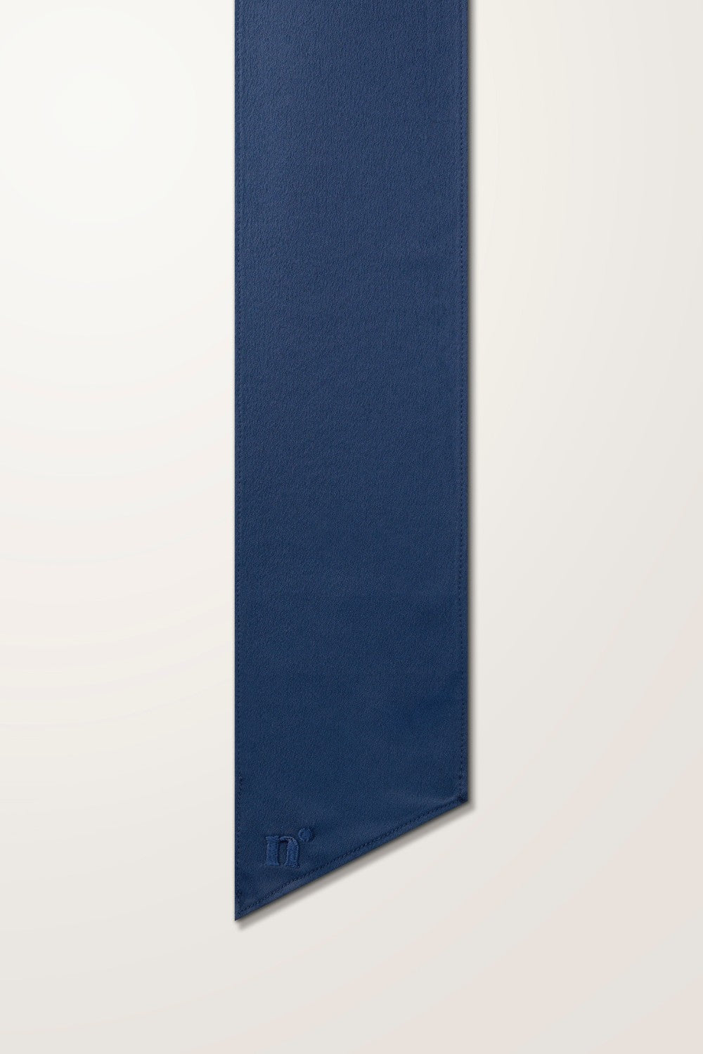 Foulard anti-UV bleu marine pour femme, conçu pour compléter les chapeaux Nuvées, offrant protection solaire UPF50+.