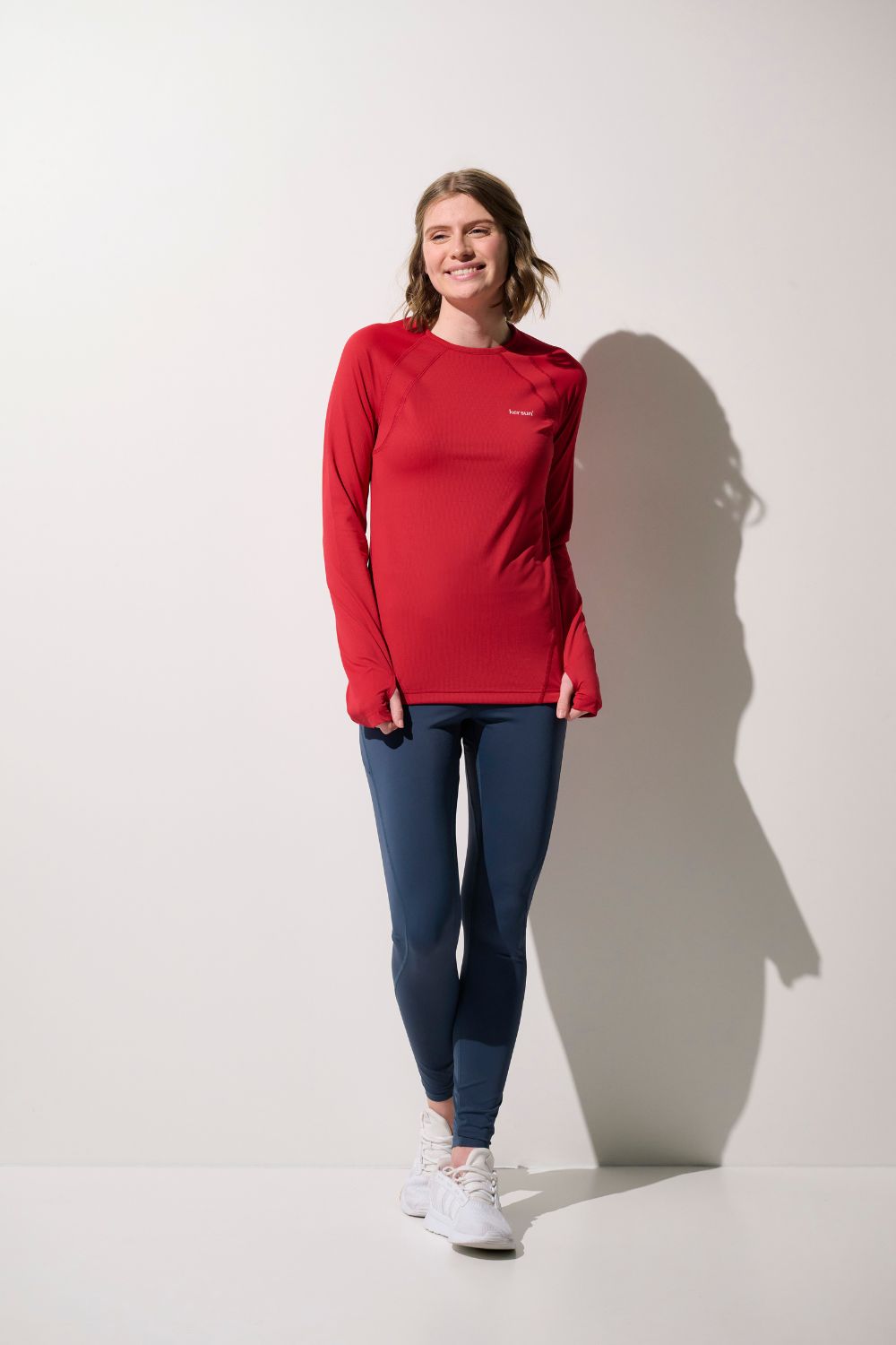 T-shirt anti-UV rouge pour femme, UPF 50+, idéal pour le sport en extérieur et la protection solaire.