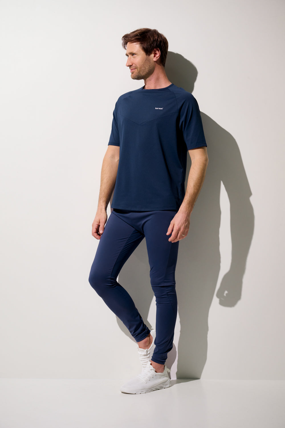 T-shirt anti-UV Boston bleu marine pour homme, léger et confortable, certifié UPF 50+ pour une protection solaire optimale.