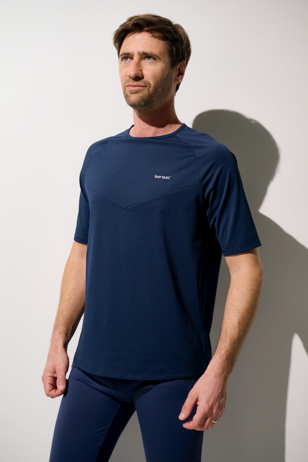 T-shirt anti-UV bleu marine pour homme, léger et respirant, UPF 50+, idéal pour le sport en extérieur.