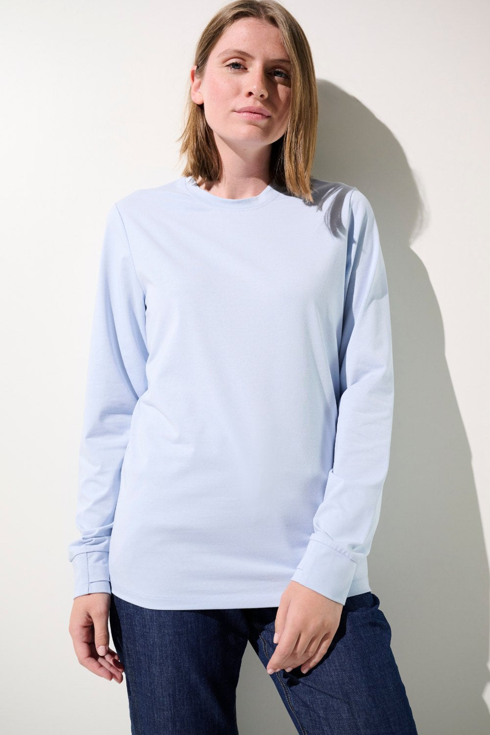 T-shirt anti-UV bleu clair pour femme, léger et confortable, offrant protection solaire avec UPF 50+.