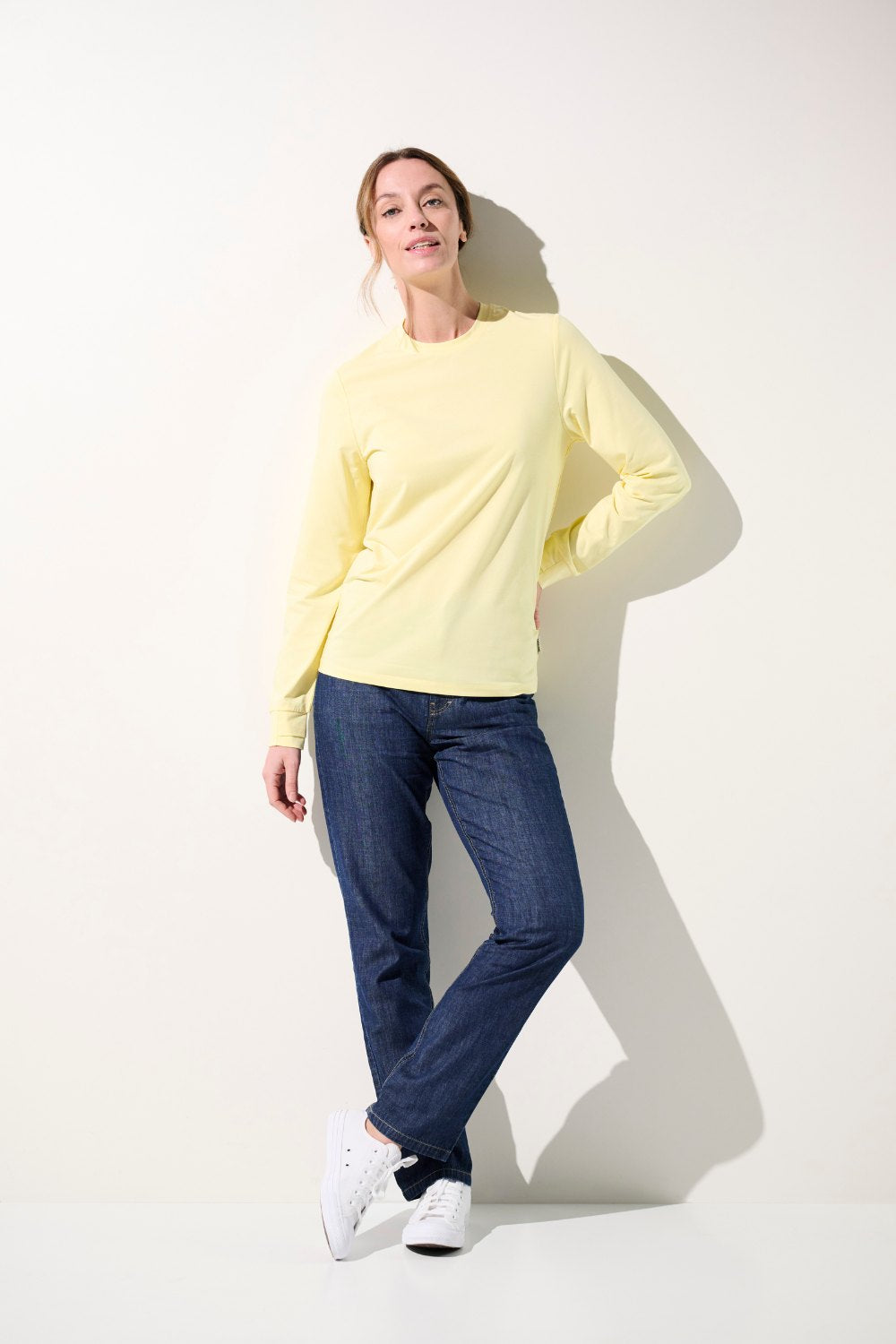 T-shirt anti-UV jaune UPF 50+ pour femme, léger et confortable, idéal pour les activités en plein air.