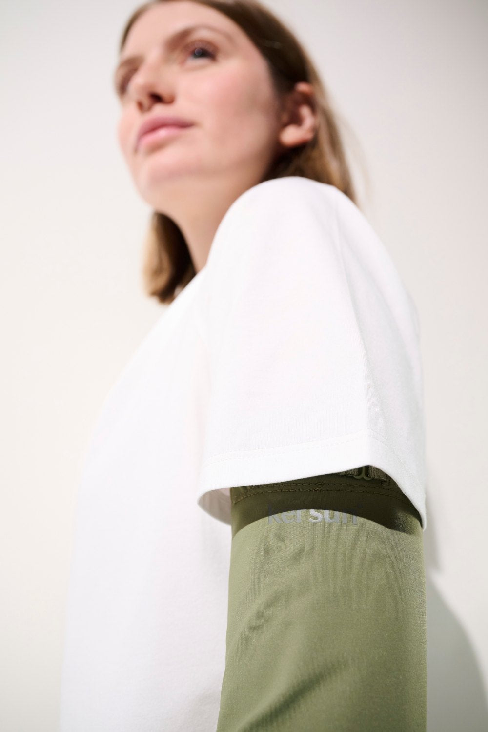 Manches anti-UV - Gobi vert olive pour femme, protection solaire UPF 50+ sous un t-shirt blanc.
