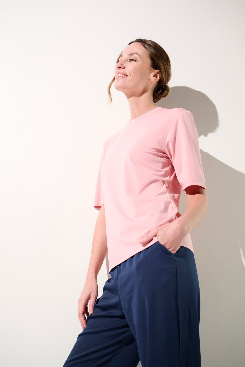 T-shirt anti-UV rose pour femme, léger et élégant, idéal pour une protection solaire UPF 50+ au quotidien.