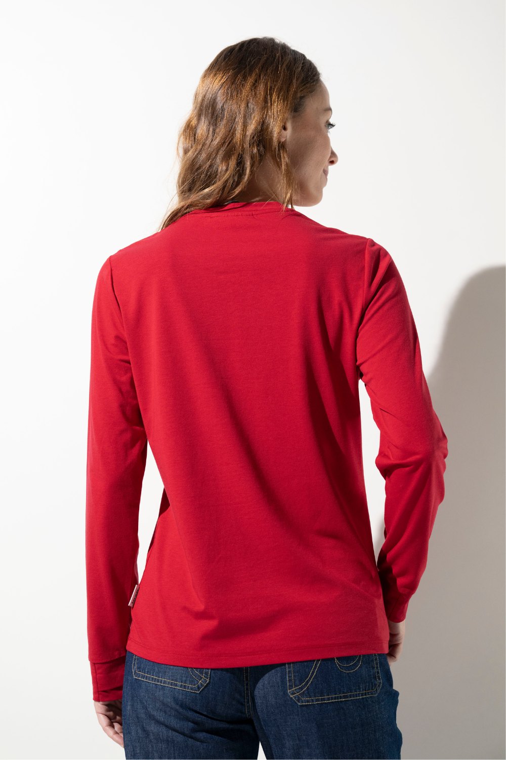 T-shirt anti-UV rouge à manches longues pour femme, léger et confortable, UPF 50+ pour une protection solaire efficace.