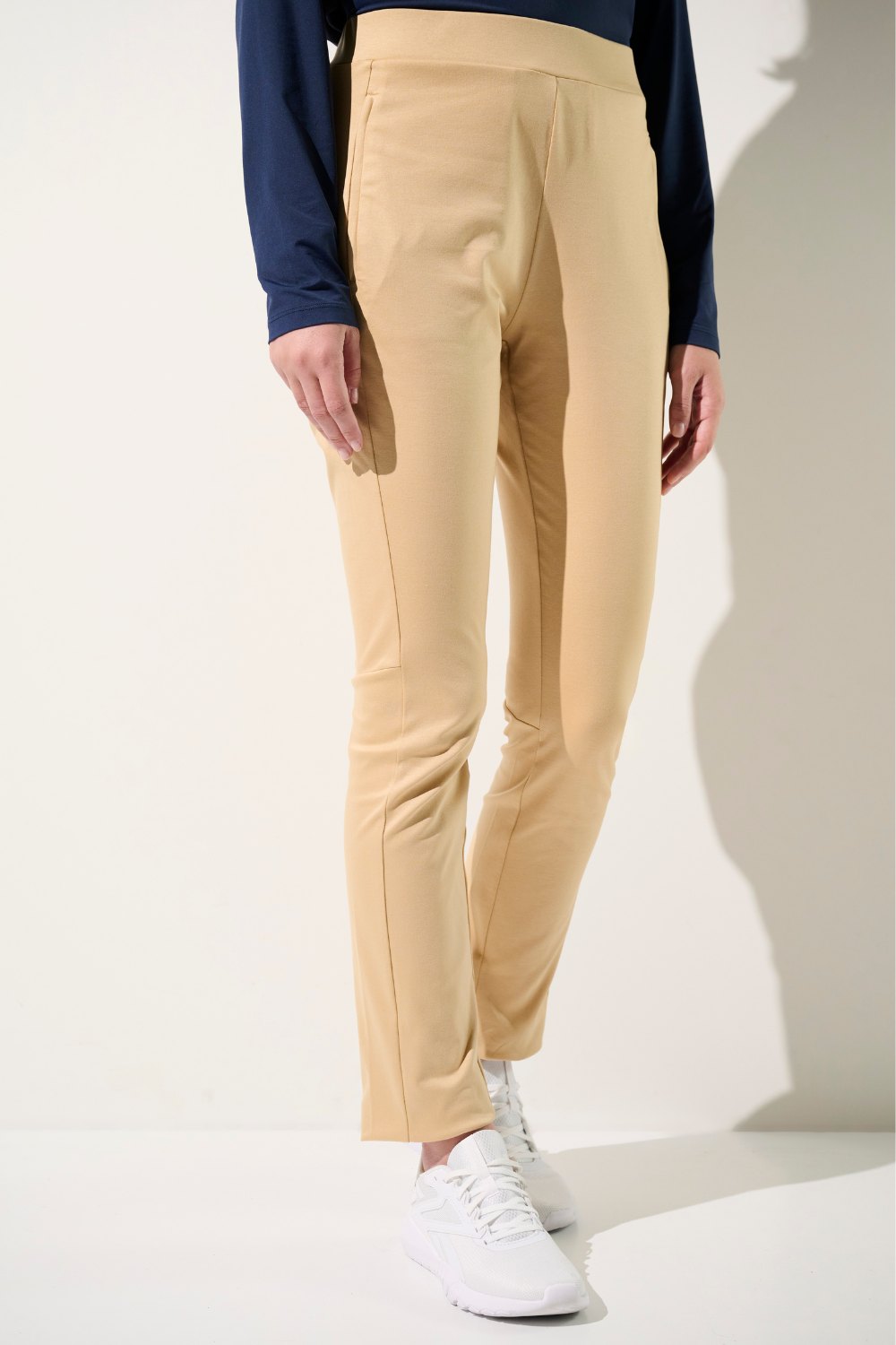 Pantalon anti-UV femme beige confortable et léger, certifié UPF 50+, idéal pour toutes les activités.
