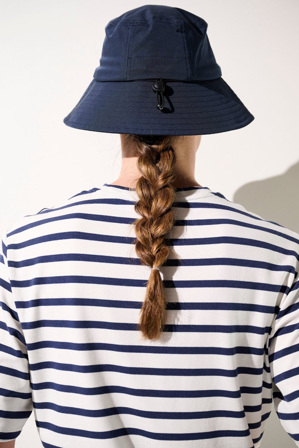 Bob anti-UV - Faro bleu marine porté par une femme, protection solaire UPF 50+ avec un style décontracté.