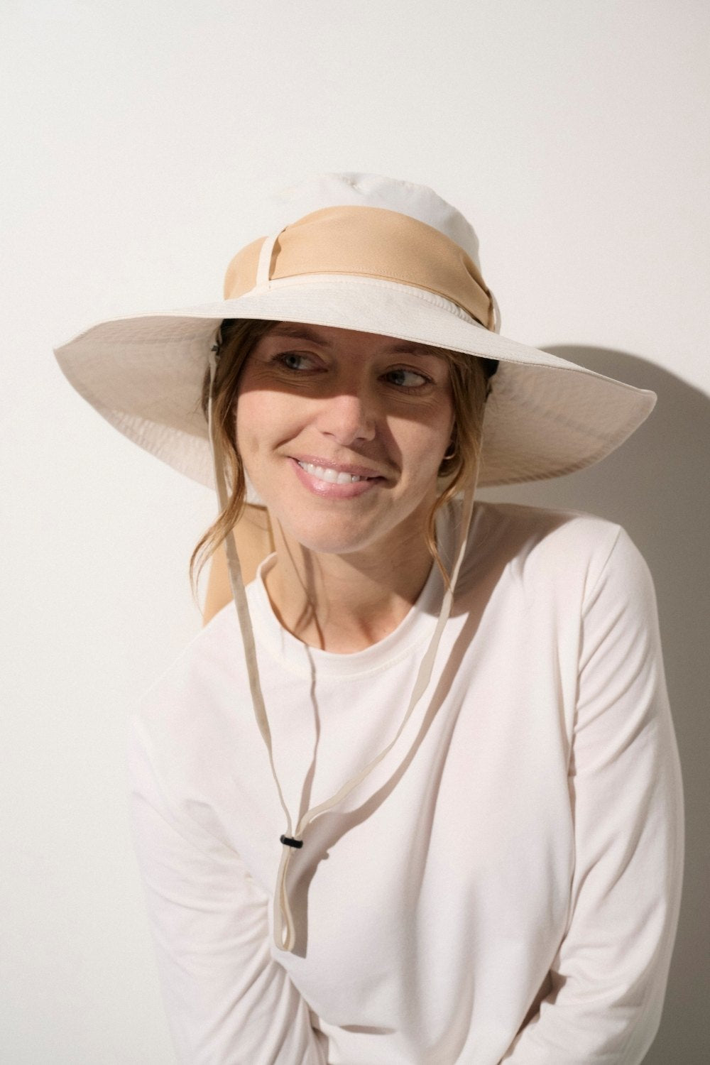 Chapeau anti-UV léger UPF 50+ pour femme, offrant confort et protection solaire lors des activités en extérieur.