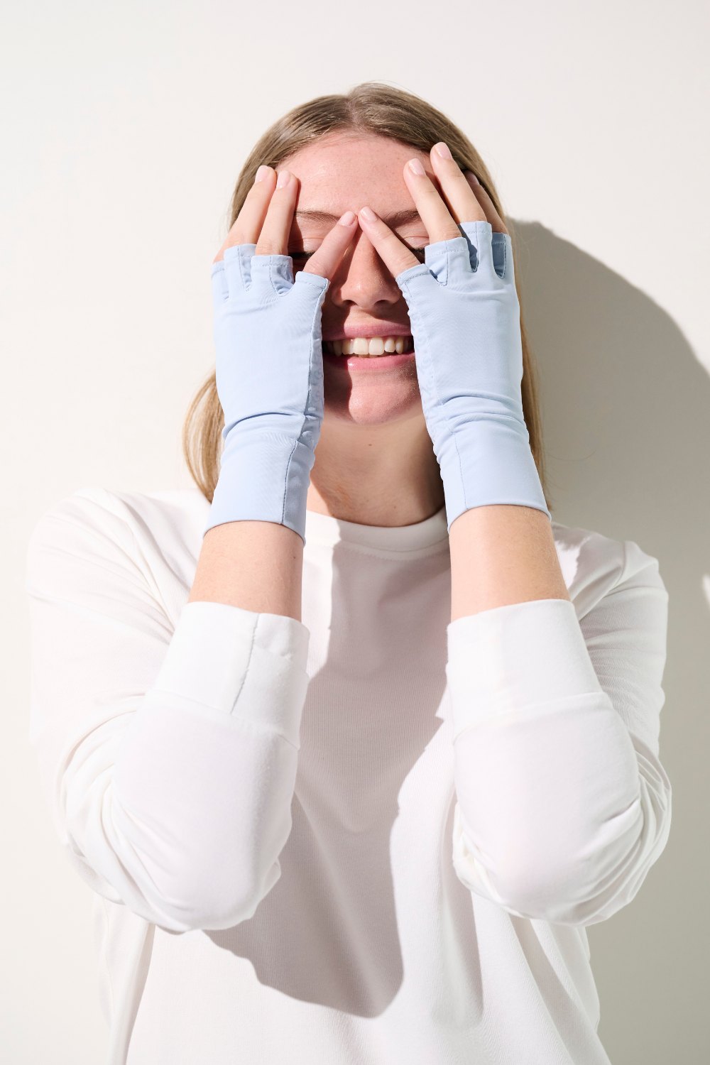 Mitaines anti-UV Gobi pour femme, couleur bleu clair, offrant protection solaire UPF 50+ et confort.