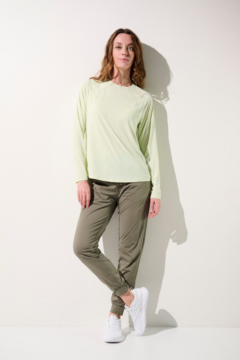 T-shirt anti-UV - Oasis vert clair pour femme, manches longues, coupe confortable, idéal pour les activités en plein air.