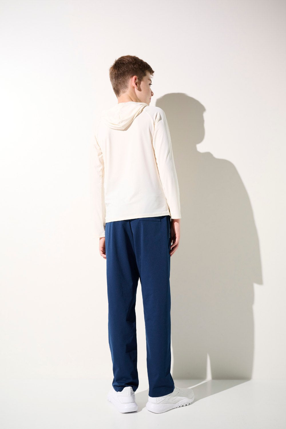 T-shirt anti-UV à capuche - Oasis crème pour garçon, léger et UPF 50+, parfait pour jouer au soleil.