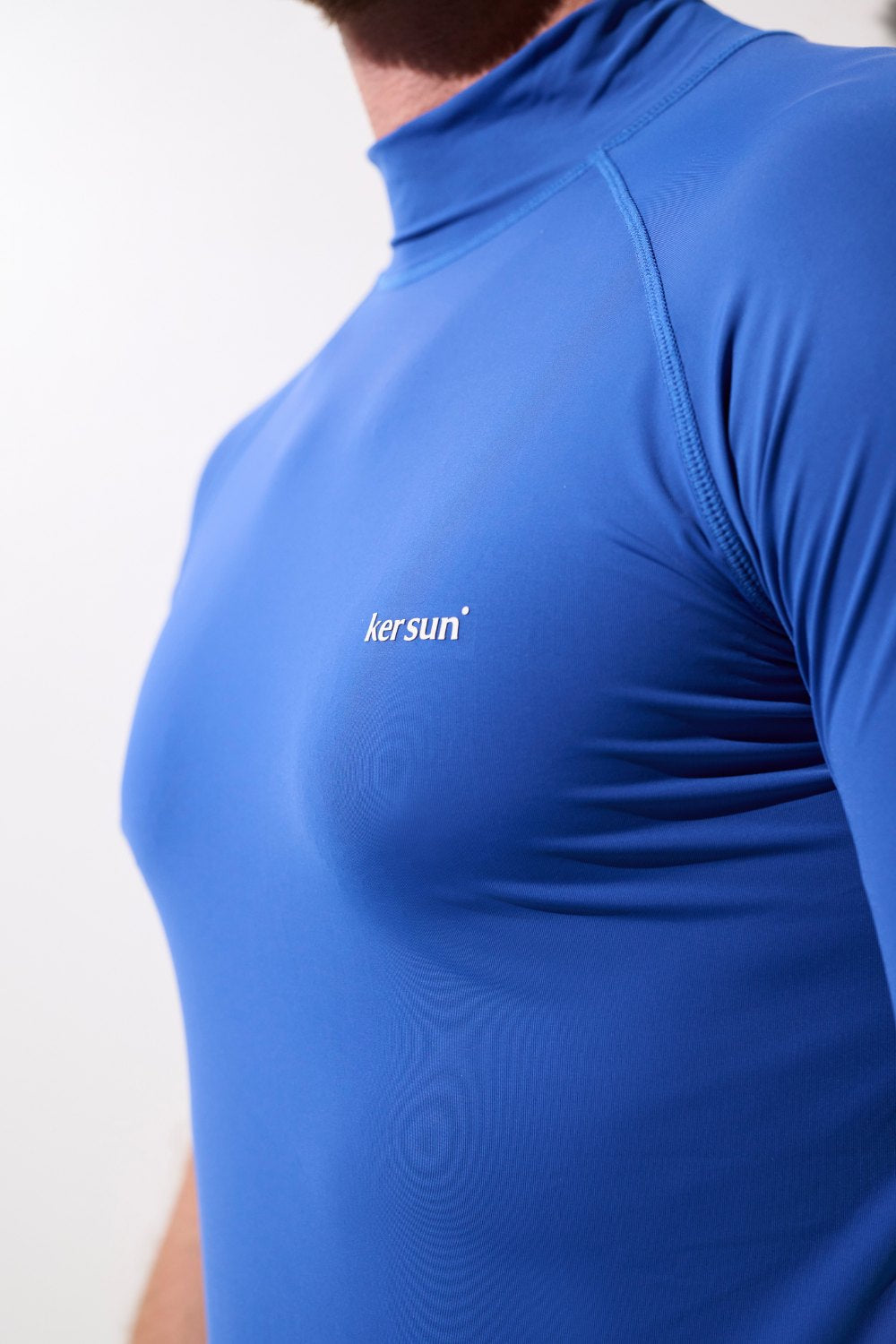 T-shirt de bain anti-UV bleu pour homme, tissu léger et UPF 50+ pour protection solaire lors d'activités aquatiques.