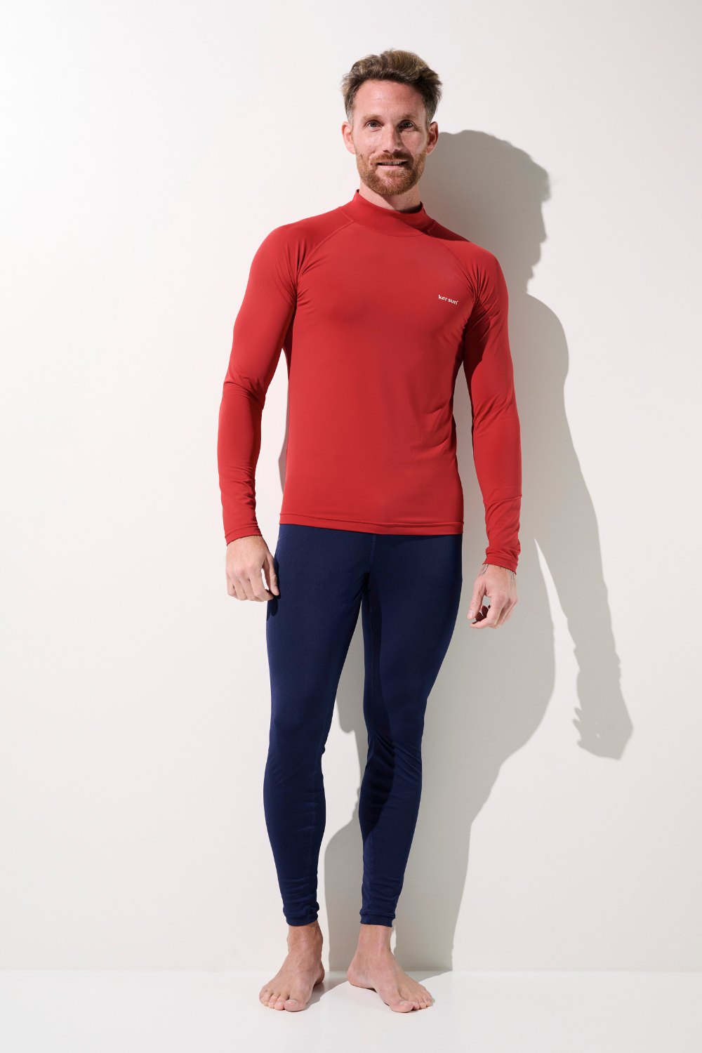 T-shirt de bain anti-UV rouge pour homme, UPF 50+, idéal pour la natation et les sports aquatiques.