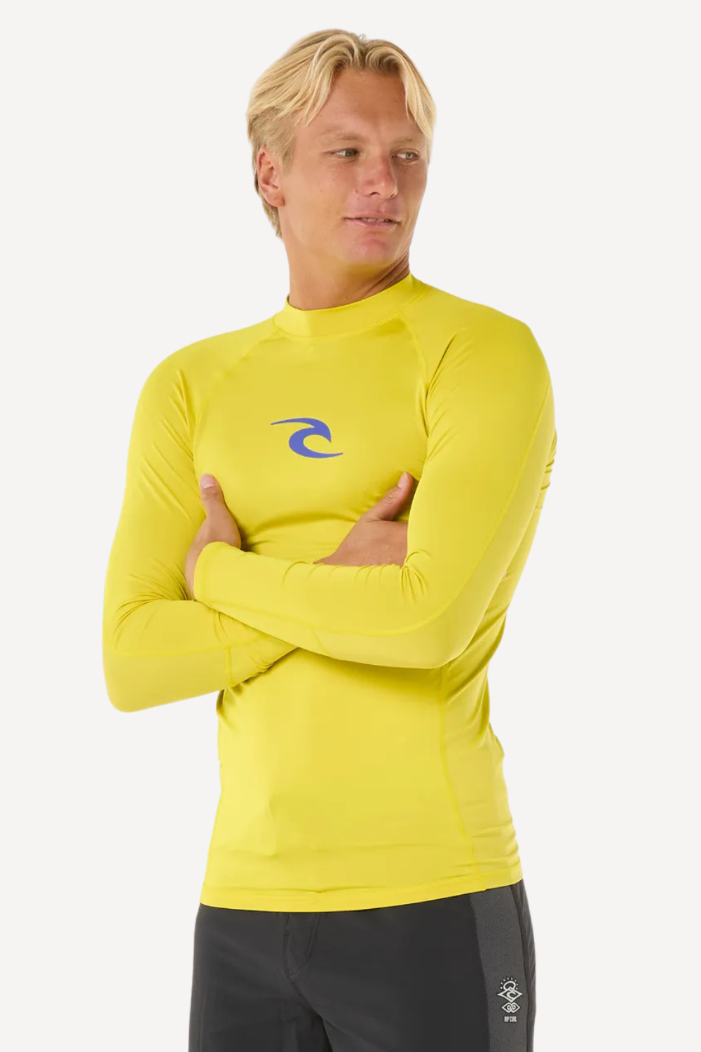 T-shirt de bain anti-UV jaune pour homme, UPF 50+, idéal pour le surf et les activités aquatiques.