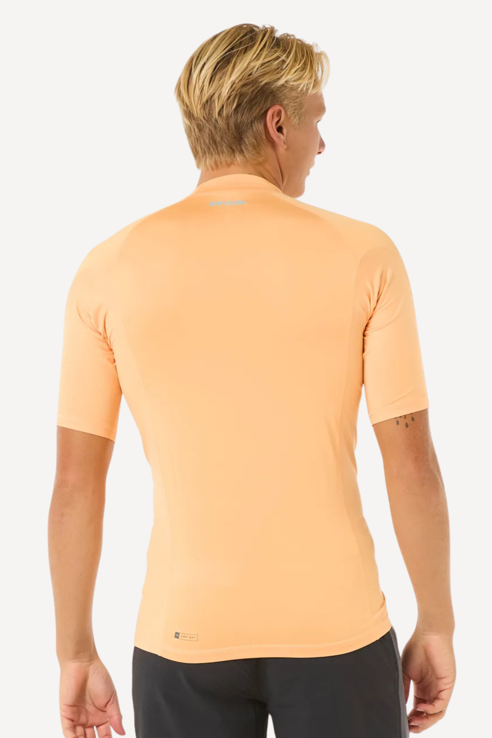 T-shirt de bain anti-UV orange pour homme, manches courtes, UPF 50+, idéal pour les activités aquatiques.