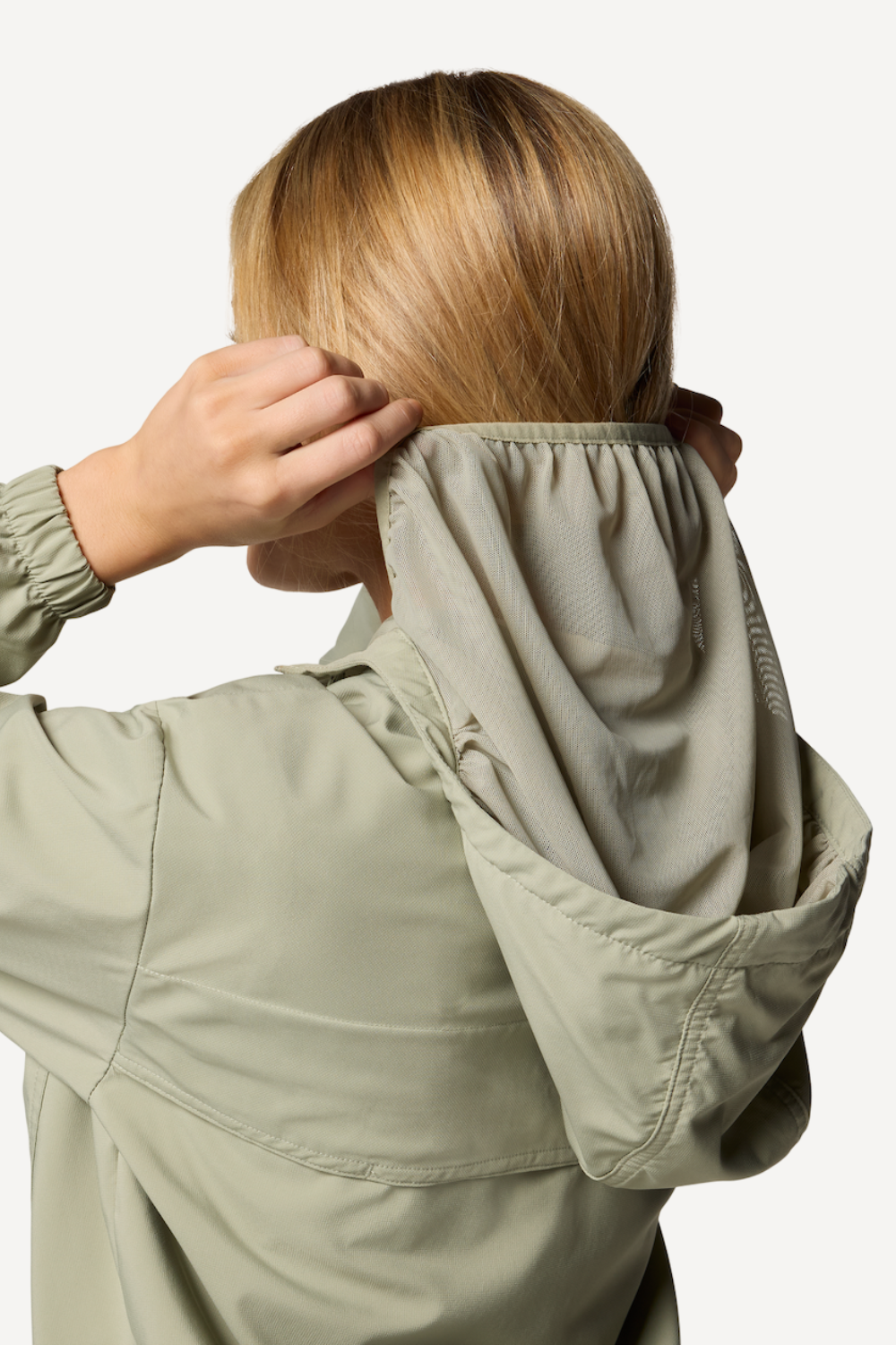 Veste anti-UV légère de couleur vert olive pour femme, avec capuche, offrant protection solaire UPF 50+.