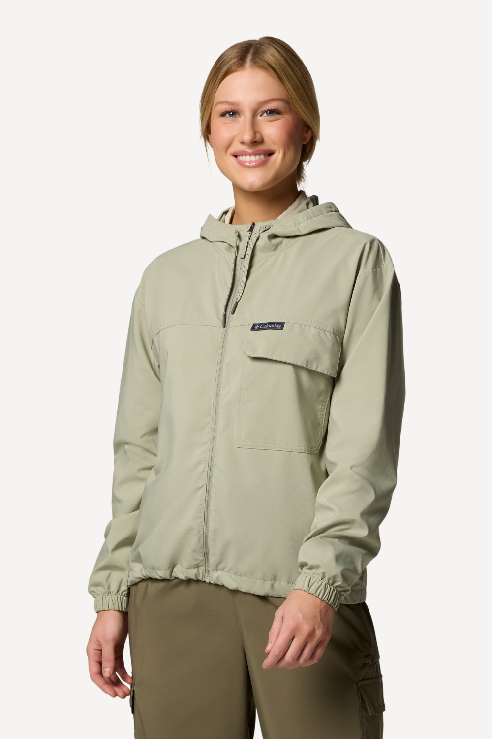 Veste anti-UV couleur verte pour femme, coupe légère avec protection solaire UPF50+ idéale pour les activités en plein air.
