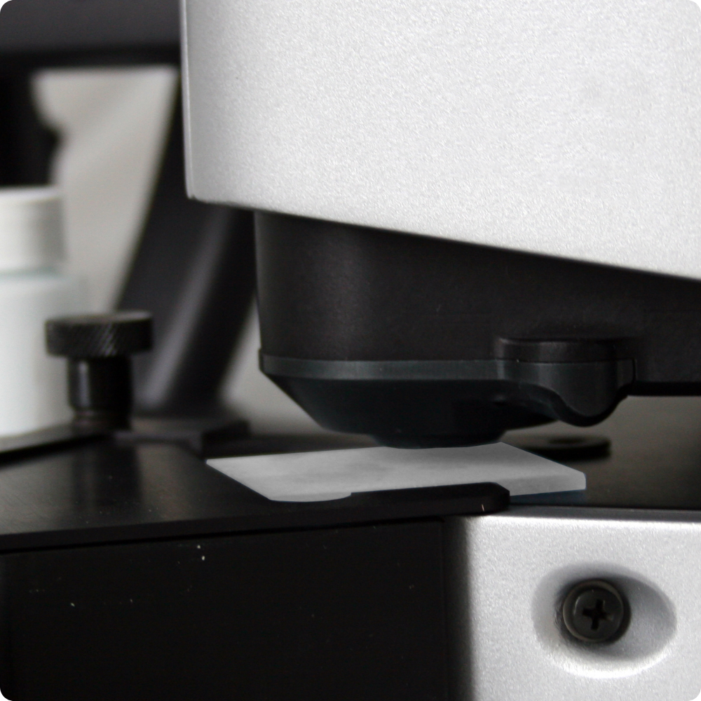 Spectrophotomètre permettant de mesurer l'efficacité des tissus anti-UV Ker Sun et leur conformité avec la norme européenne EN 13758-1.