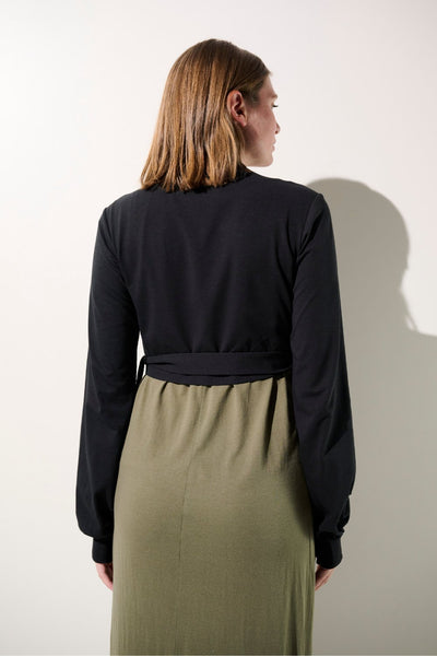 Boléro anti-UV noir UPF 50+ pour femme, élégant et léger, parfait pour une protection solaire.