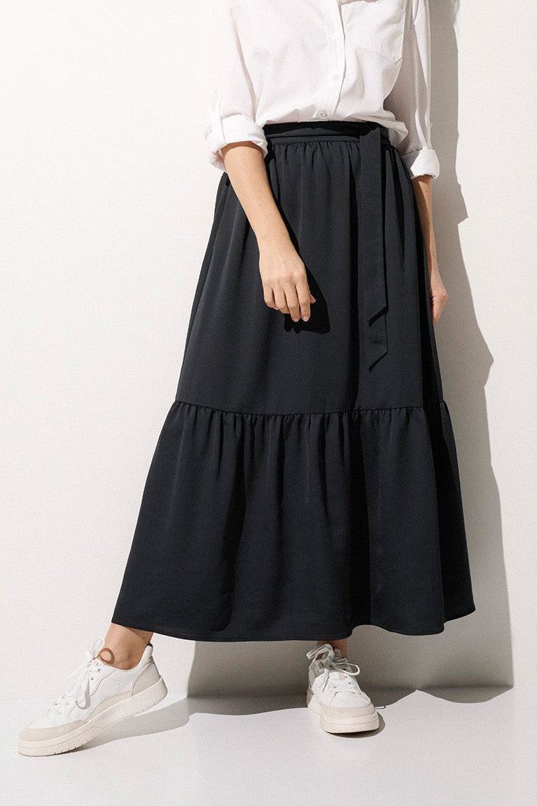 Jupe longue anti-UV noire UPF50+ pour femme, parfaite pour un look décontracté en ville.