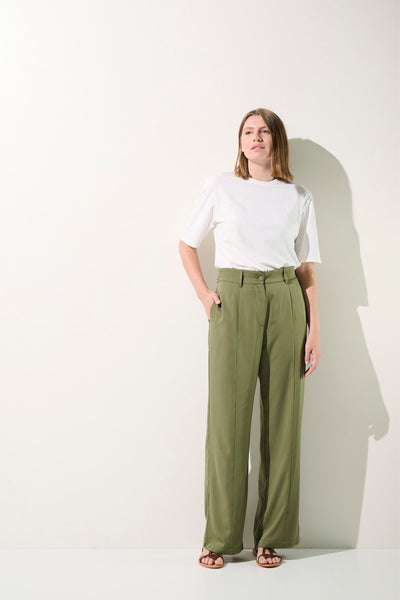 Pantalon anti-UV - Antibes, élégant et léger, porté par une femme avec un t-shirt blanc, idéal pour protéger du soleil.