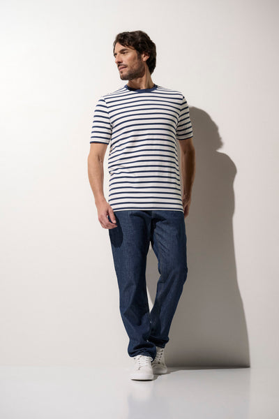 Homme portant un t-shirt rayé anti-UV UPF50+, parfait pour une journée décontractée au soleil.