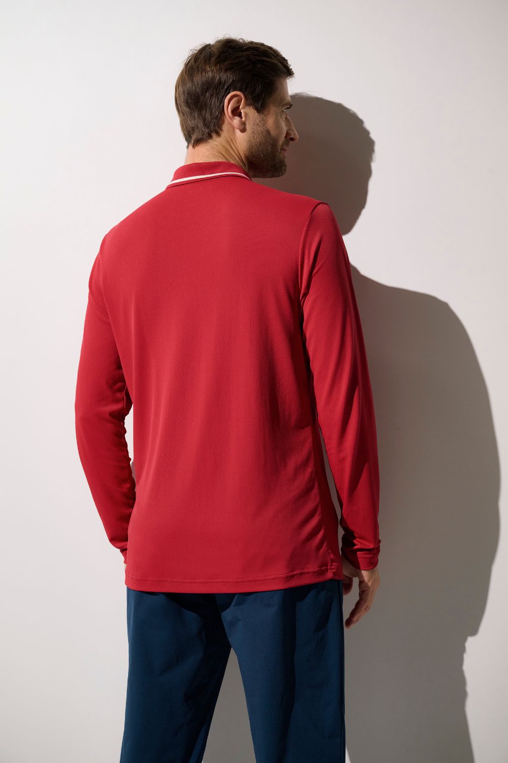 Polo anti-UV rouge pour homme, léger et respirant, UPF 50+ pour le confort au soleil.