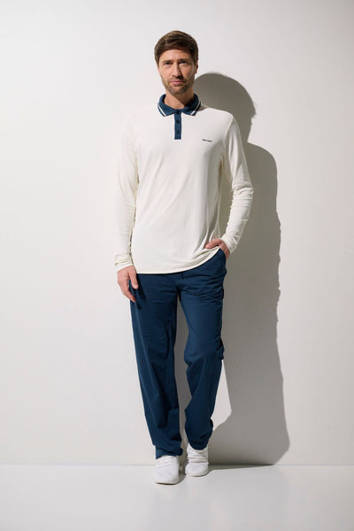 Homme portant un polo anti-UV - Augusta blanc, léger, respirant, idéal pour la protection solaire UPF 50+.