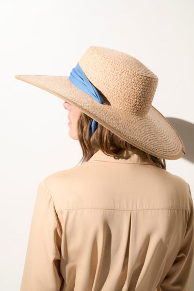 Chapeau anti-UV beige avec ruban bleu pour femme, élégant et idéal pour une journée ensoleillée, UPF 50+.