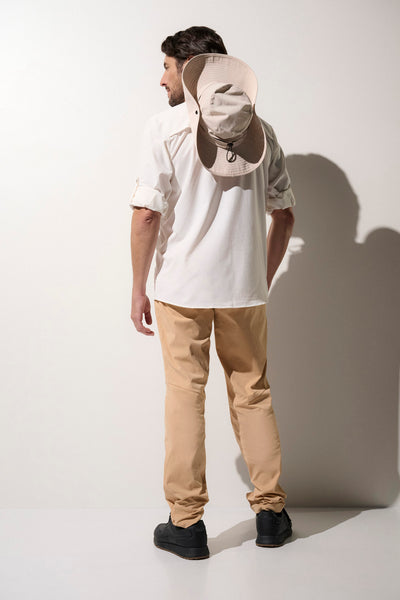 Homme portant un chapeau anti-UV beige et chemise légère, parfait pour la randonnée et la protection solaire.