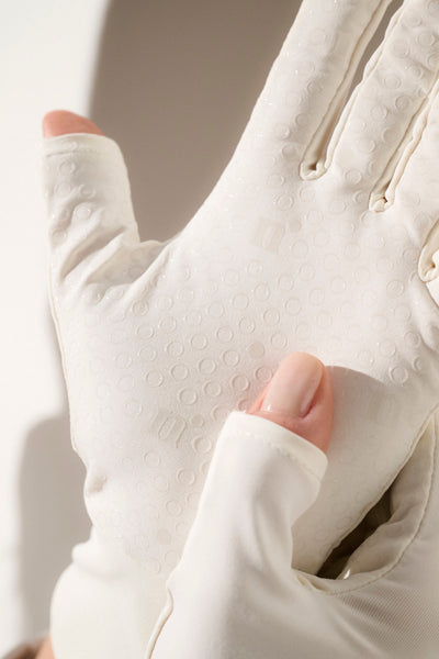 Mitaines anti-UV blanches pour femmes, légères et respirantes, offrant protection solaire UPF50+ pour activités extérieures.