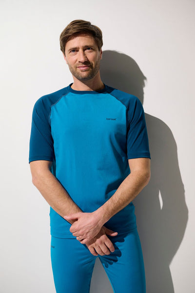 Homme portant un t-shirt de bain anti-UV - Moorea bleu, léger, UPF 50+, idéal pour des sports aquatiques.
