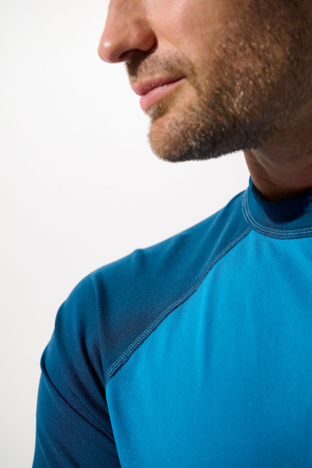 T-shirt de bain anti-UV Moorea bleu pour homme, léger et UPF 50+, idéal pour les sports aquatiques.