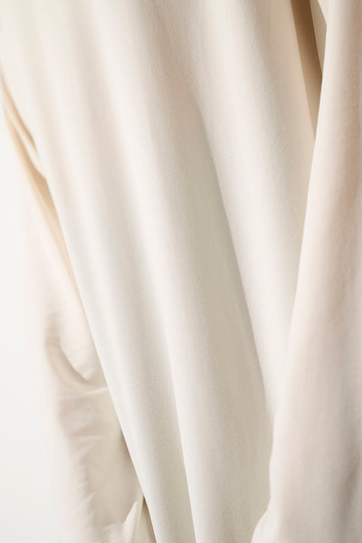 T-shirt anti-UV beige UPF50+, léger et respirant, idéal pour les activités sportives sous le soleil.