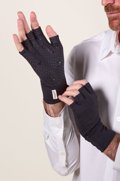 Mitaines anti-UV noires UPF50+ pour homme, offrant protection solaire et confort, idéales pour les activités extérieures.