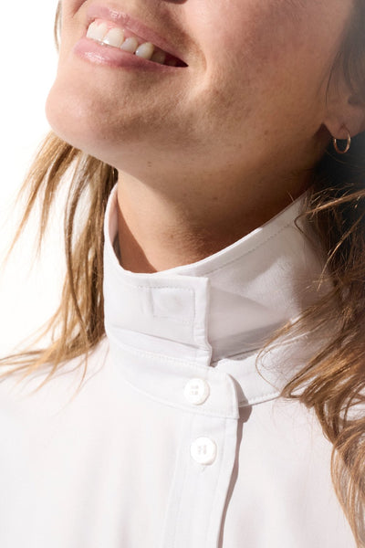 Chemise anti-UV blanche pour femme, élégante et légère, idéale pour les journées en plein air avec protection solaire UPF50+.